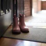 Fotografía de una de las alfombras antideslizantes para entradas en la puerta de un hogar