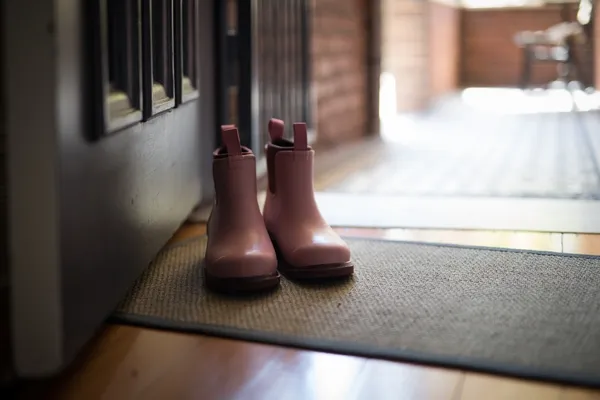 Fotografía de una de las alfombras antideslizantes para entradas en la puerta de un hogar
