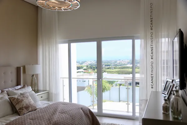 Fotografía de cortinas para casas de playa abiertas en la ventana del balcón del hogar