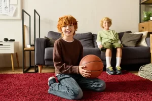 Fotografía de dos niños felices jugando en alfombras para alergias que evitan que ellos se enfermen de alguna alergia