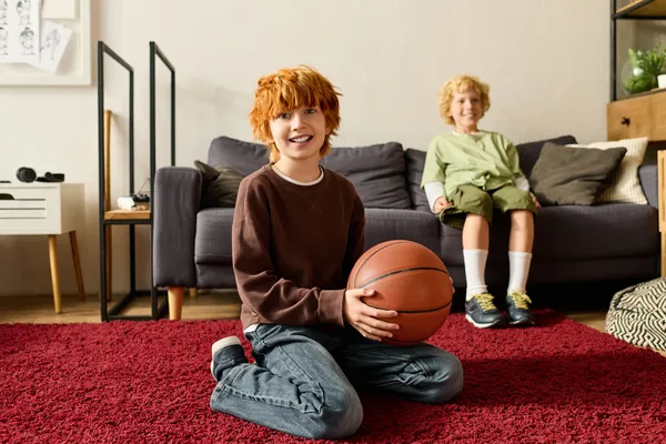 Fotografía de dos niños felices jugando en alfombras para alergias que evitan que ellos se enfermen de alguna alergia