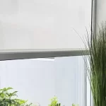 Fotografía de un toldo ZIPRO traslúcido de Canetcam colocado en una casa automatizada pintada de gris claro.