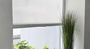 Fotografía de un toldo ZIPRO traslúcido de Canetcam colocado en una casa automatizada pintada de gris claro.