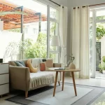 Fotografía de estancia y jardín, uno de los espacios híbridos optimizados con cortinas frescas de Canetcam