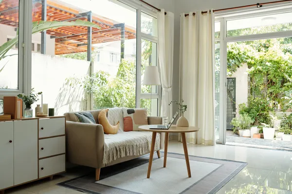 Fotografía de estancia y jardín, uno de los espacios híbridos optimizados con cortinas frescas de Canetcam