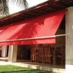 Fotografía de un toldo índico rojo utilizado como toldo para terraza restaurante en una zona tropical