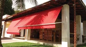 Fotografía de un toldo índico rojo utilizado como toldo para terraza restaurante en una zona tropical