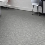 Fotografía de una oficina con una alfombra modular, la cual es una de las alfombras para oficina de Canetcam