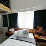 Fotografía de una habitación con cortinas de Canetcam donde sabemos cómo decorar una recámara
