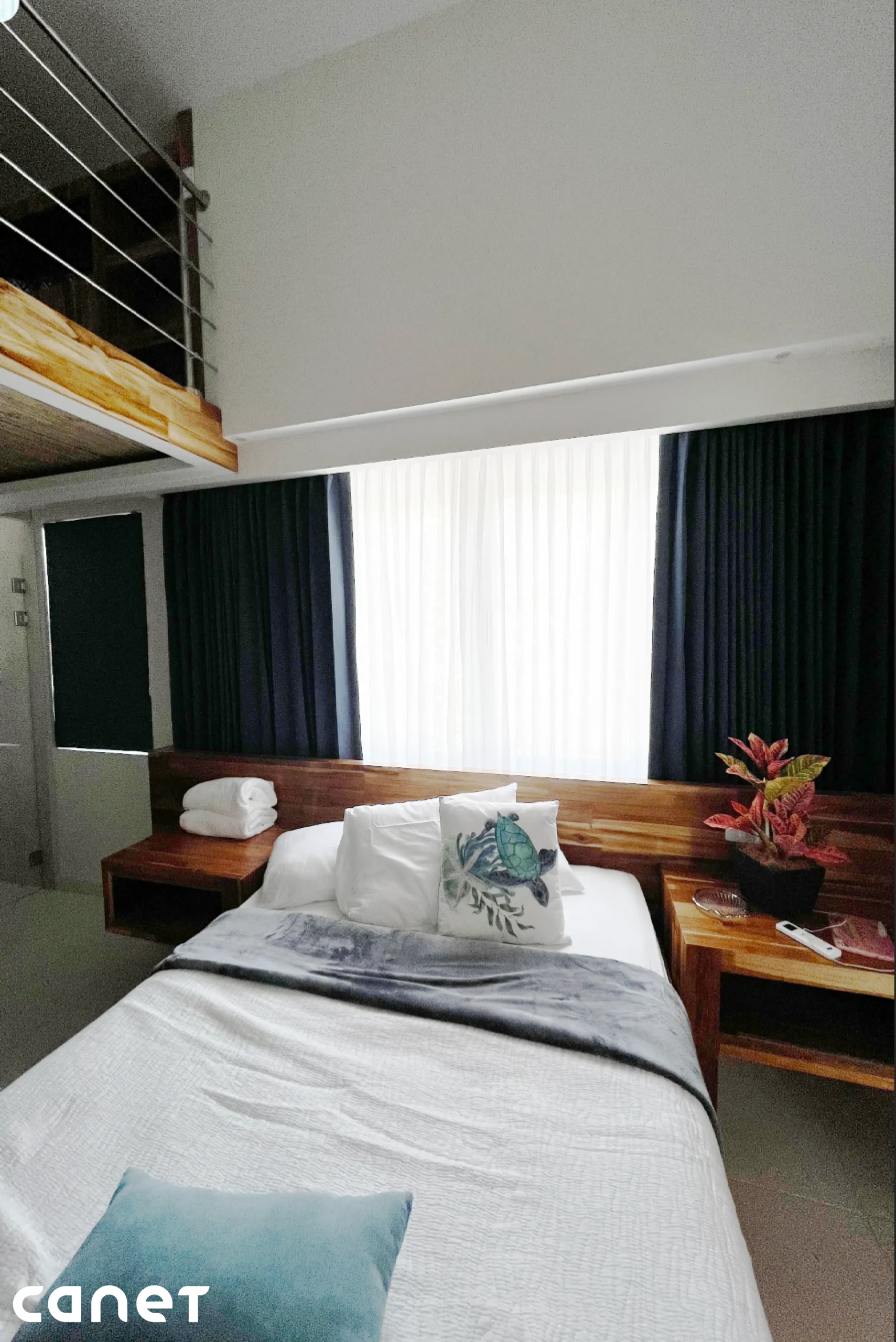 Fotografía de una habitación con cortinas de Canetcam donde sabemos cómo decorar una recámara