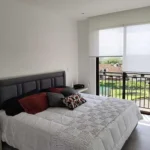 Foto de unas persianas que mejoran la ventilación para quien no sabe por qué hace calor en casa