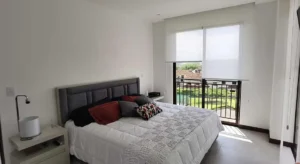 Foto de unas persianas que mejoran la ventilación para quien no sabe por qué hace calor en casa