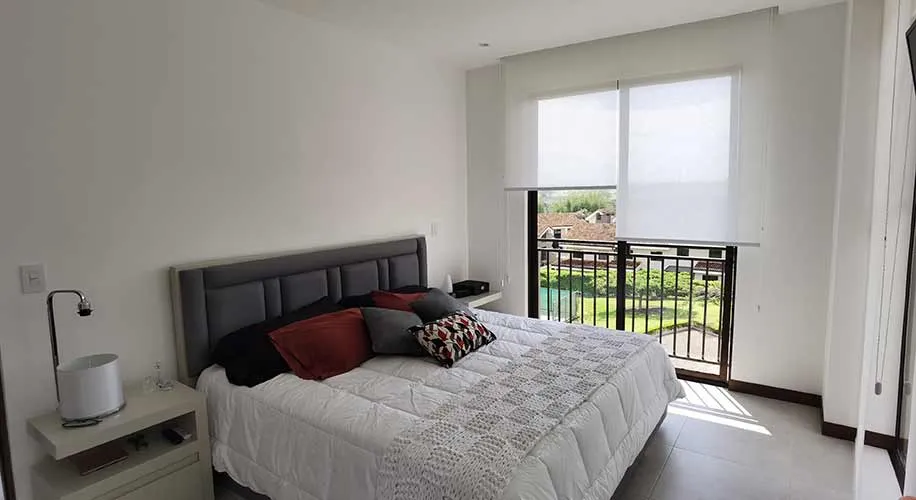 Foto de unas persianas que mejoran la ventilación para quien no sabe por qué hace calor en casa