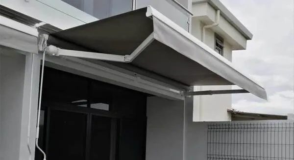 Fotografía de un toldo retráctil de un hogar, el cual es uno de los tipos de toldos de Canetcam