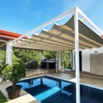 Foto de una pérgola en el exterior de un hogar que forma parte del toldo y pérgola ZEN de Canetcam