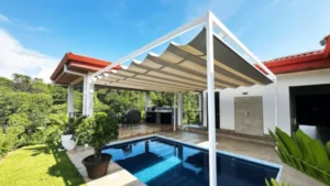 Foto de una pérgola en el exterior de un hogar que forma parte del toldo y pérgola ZEN de Canetcam
